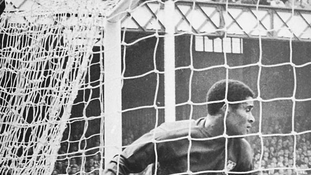 Foto mítica de Eusébio no Mundial de 1966, em Inglaterra: aos 25 minutos Portugal perdia por 0-3 contra a Coreia do Norte, mas venceu por 5-3, com quatro golos do Pantera Negra - Foto: A BOLA