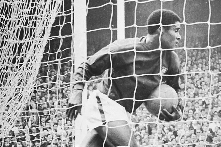 Foto mítica de Eusébio no Mundial de 1966, em Inglaterra: aos 25 minutos Portugal perdia por 0-3 contra a Coreia do Norte, mas venceu por 5-3, com quatro golos do Pantera Negra - Foto: A BOLA
