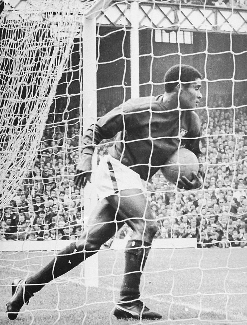 Foto mítica de Eusébio no Mundial de 1966, em Inglaterra: aos 25 minutos Portugal perdia por 0-3 contra a Coreia do Norte, mas venceu por 5-3, com quatro golos do Pantera Negra - Foto: A BOLA