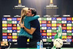 Leila invade conferência para abraçar Abel