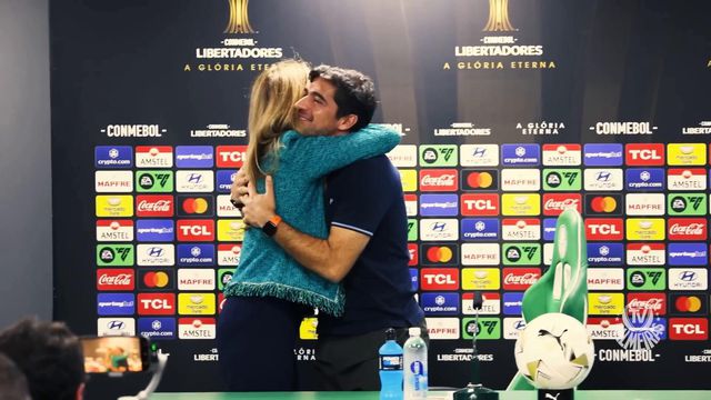 Leila invade conferência para abraçar Abel