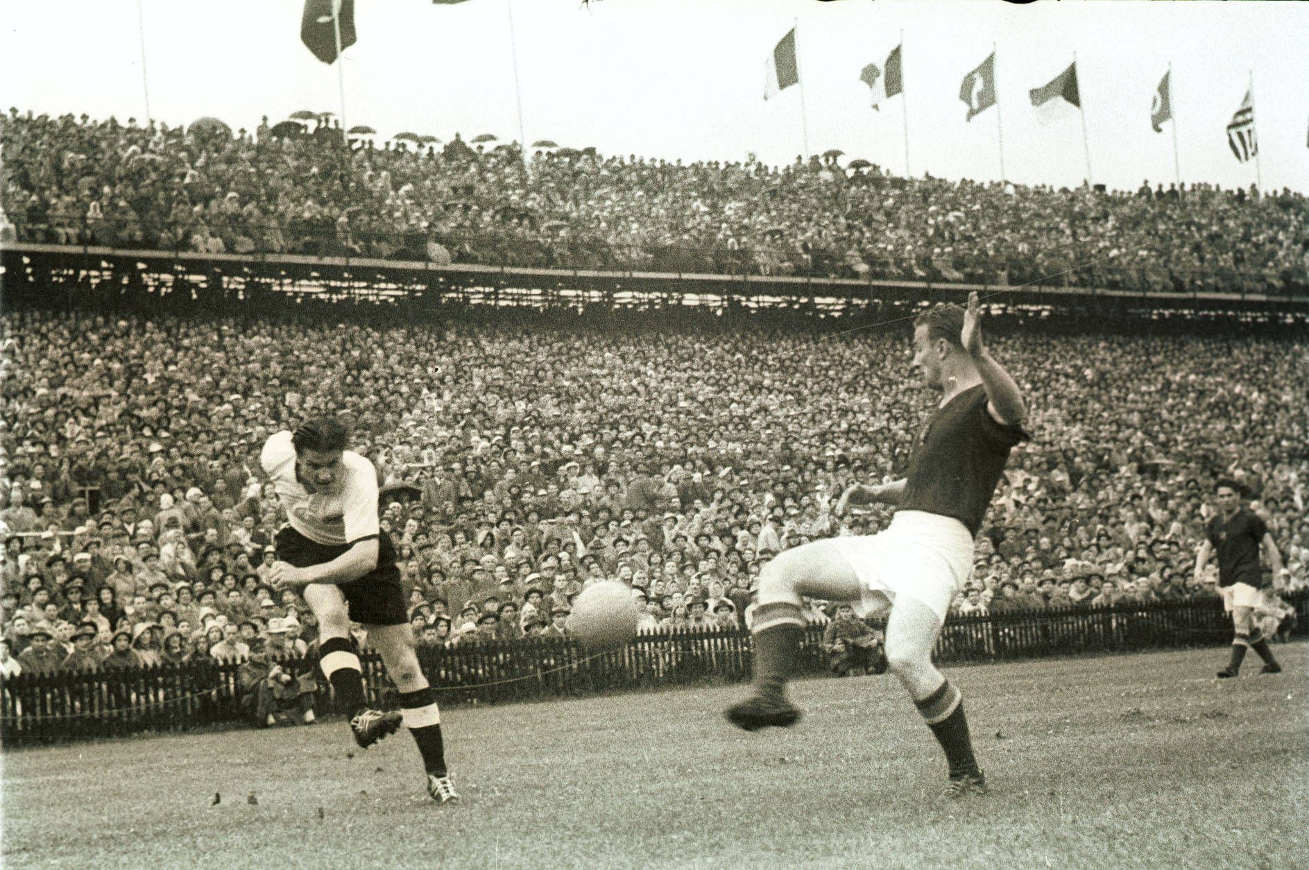 A República Federal Alemã venceu Hungria na final do Mundial de 1954 (3-2) após ter estado a perder por 0-2. Na fase de grupos, a campeã mundial tinha perdido por... 3-8 - Foto: IMAGO
