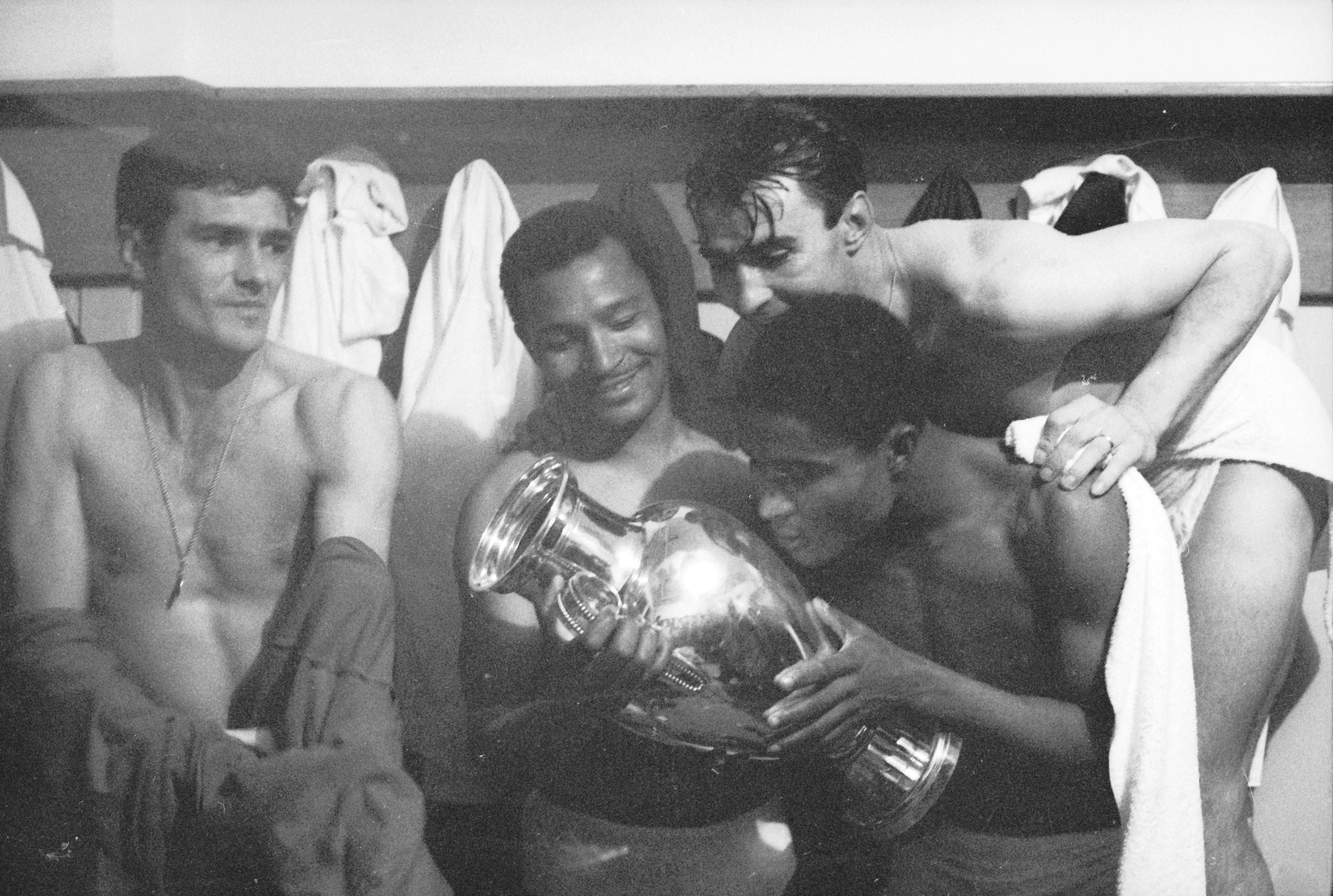 José Águas, Coluna, Costa Pereira e Eusébio festejam a conquista da Taça dos Campeões Europeus em 1962: a equipa esteve a perder por 0-2, conseguiu empatar, voltou a estar em desvantagem mas deu a volta - Foto: A BOLA