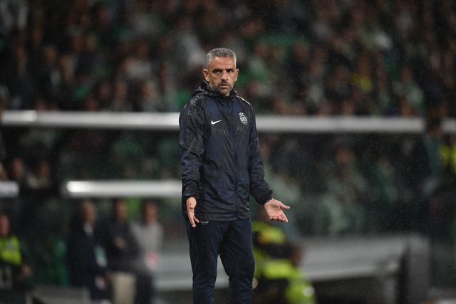 Rui Borges dirigindo a equipa dos leões na vitória desta sexta-feira diante do Alverca - Foto: Miguel Nunes