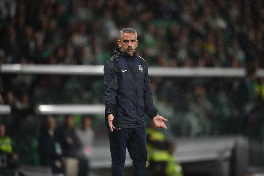 Rui Borges dirigindo a equipa dos leões na vitória desta sexta-feira diante do Alverca - Foto: Miguel Nunes