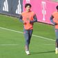 Hiroki Ito (à esquerda) e Alphonso Davies (à direita), defesas do Bayern