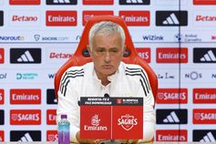 O gesto diz tudo: Mourinho fez desaparecer o prémio de Homem do Jogo