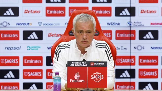 O gesto diz tudo: Mourinho fez desaparecer o prémio de Homem do Jogo