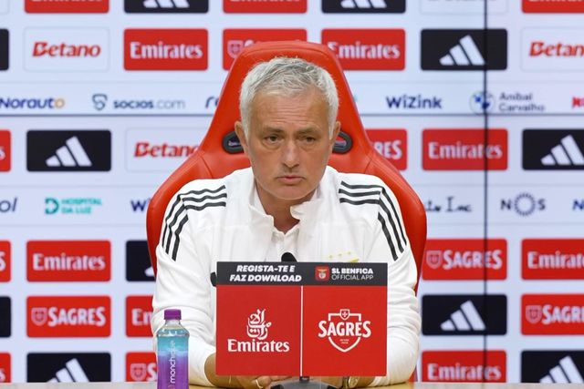 O gesto diz tudo: Mourinho fez desaparecer o prémio de Homem do Jogo