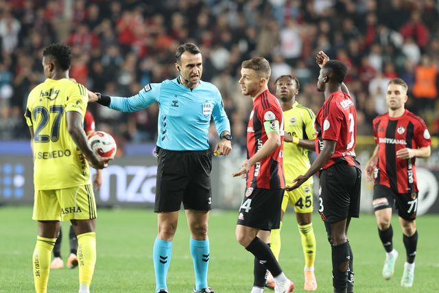 Atilla Karaoglan, árbitro turco durante o jogo entre Gaziantep e Fenerbahce