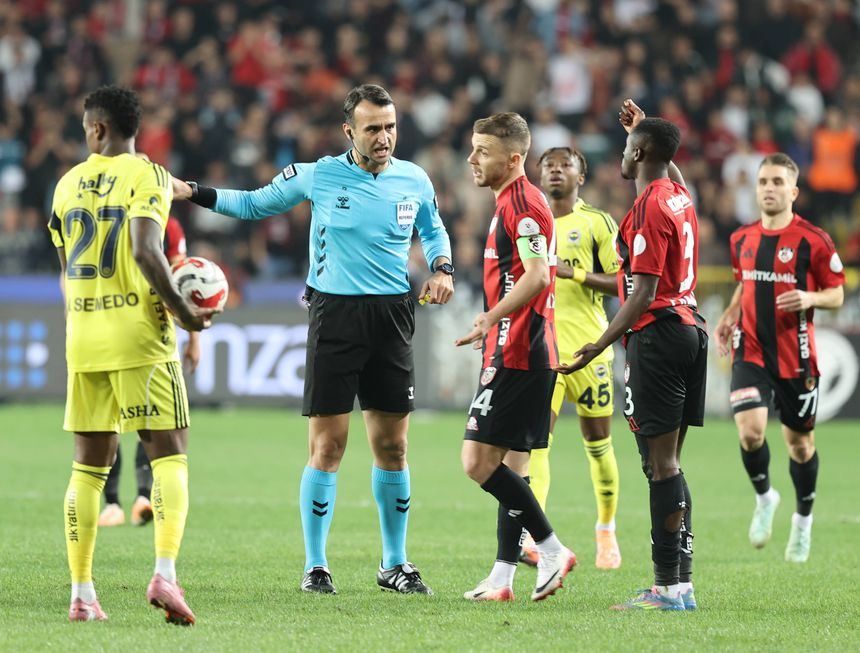 Atilla Karaoglan, árbitro turco durante o jogo entre Gaziantep e Fenerbahce