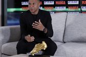 Kylian Mbappé com a sua primeira Bota de Ouro - Foto: Marca