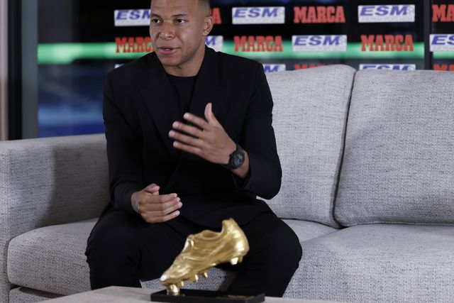 Kylian Mbappé com a sua primeira Bota de Ouro - Foto: Marca