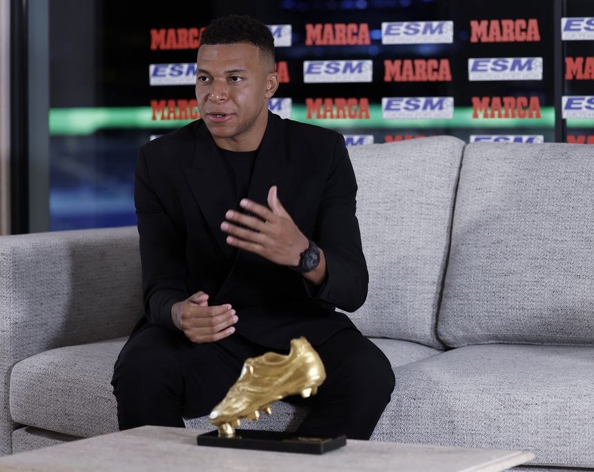 Kylian Mbappé com a sua primeira Bota de Ouro - Foto: Marca