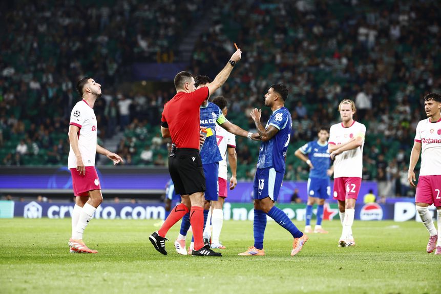 Árbitro a mostrar o cartão vermelho a Emerson, no Sporting-Marselha, em Alvalade