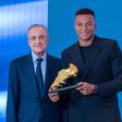 Florentino Pérez e Kylian Mbappé na cerimónia de entrega da Bota de Ouro