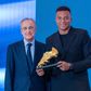 Florentino Pérez e Kylian Mbappé na cerimónia de entrega da Bota de Ouro