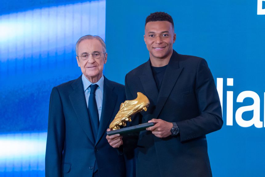 Florentino Pérez e Kylian Mbappé na cerimónia de entrega da Bota de Ouro