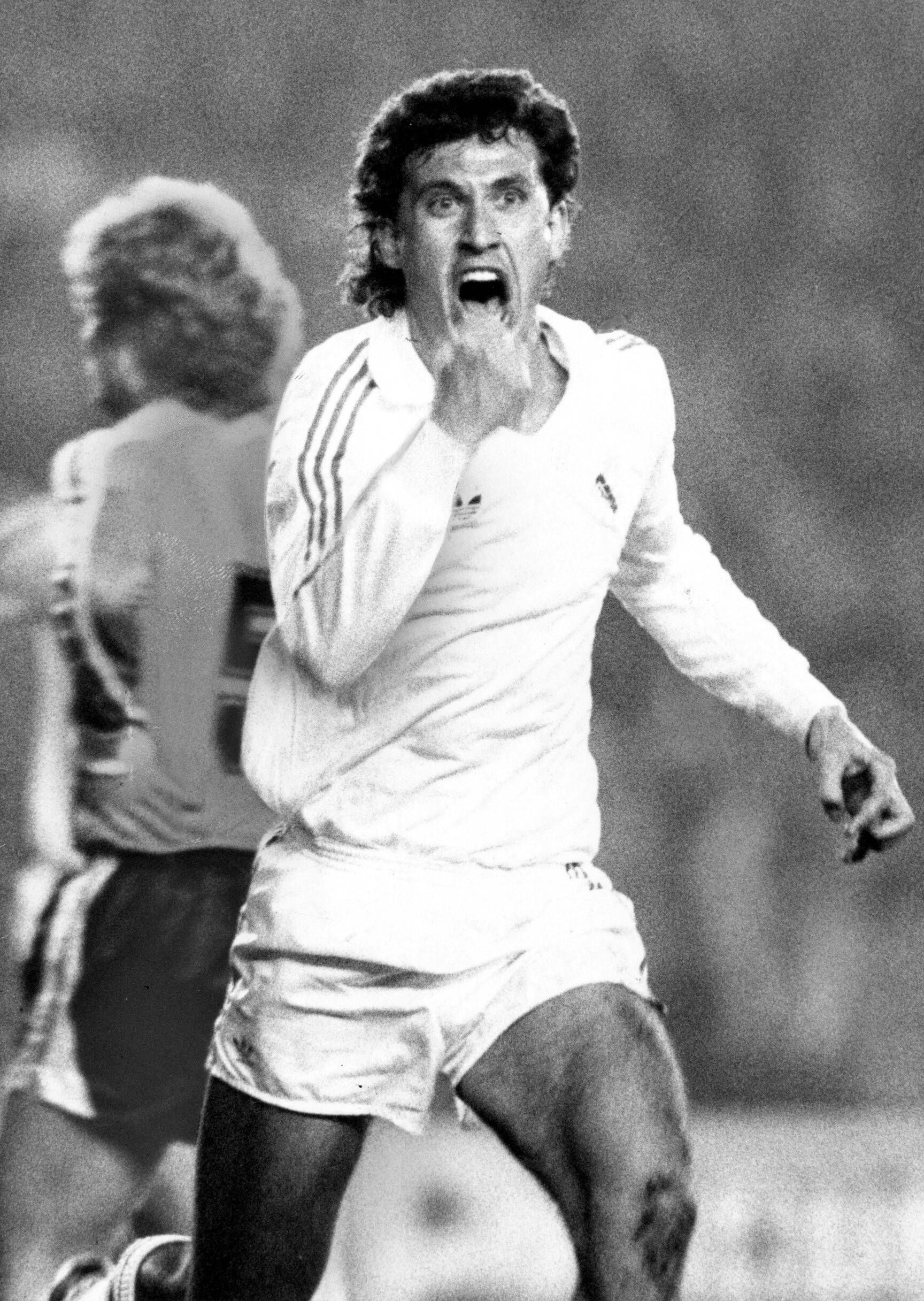 Depois de perder fora com o Monchengladbach por 1-5, na 3.ª ronda da Taça UEFA, em 1985, o Real Madrid beneficiou dos golos fora para seguir em frente após vencer por 4-0 (Valdano bisou)  — Foto: IMAGO