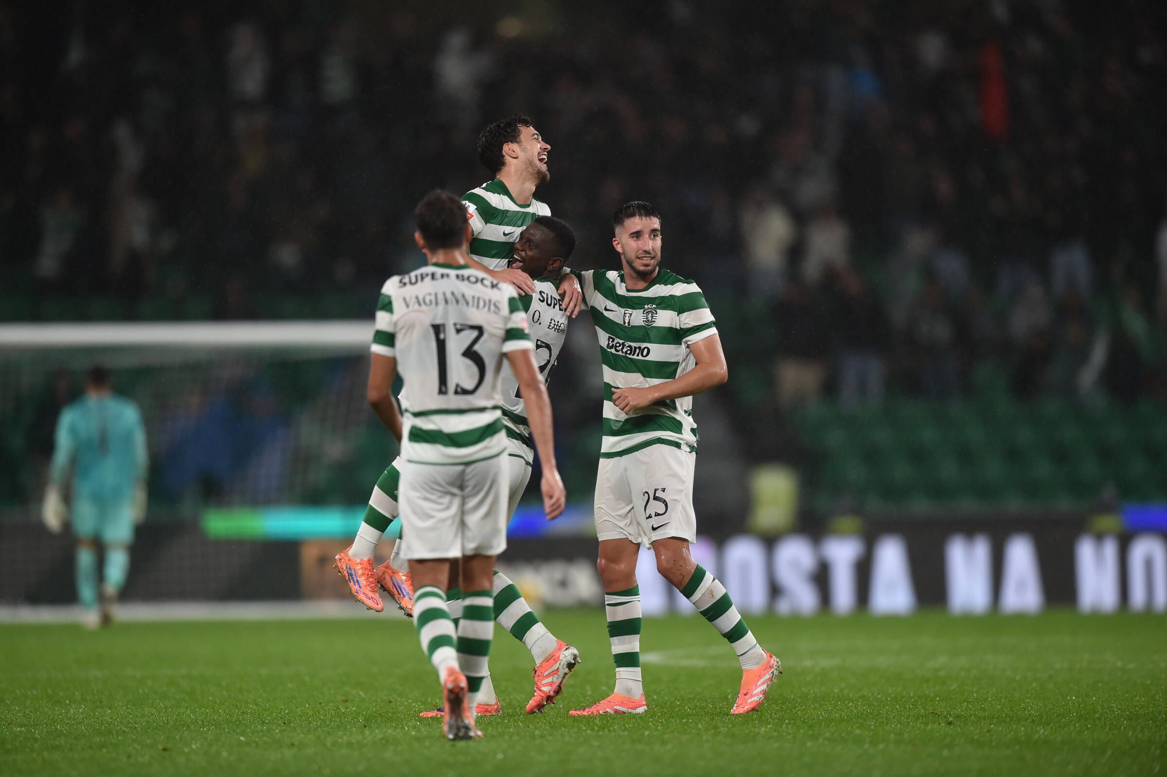 Jogadores celebraram muito com Pedro Gonçalves (Foto: Miguel Nunes)