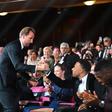 Kane e Mbappé cumprimentam-se na cerimónia da Bola de Ouro