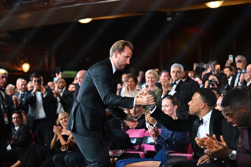 Kane e Mbappé cumprimentam-se na cerimónia da Bola de Ouro