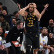 A celebração de Curry após destruir Doncic. Foto X/Golden State Warriors