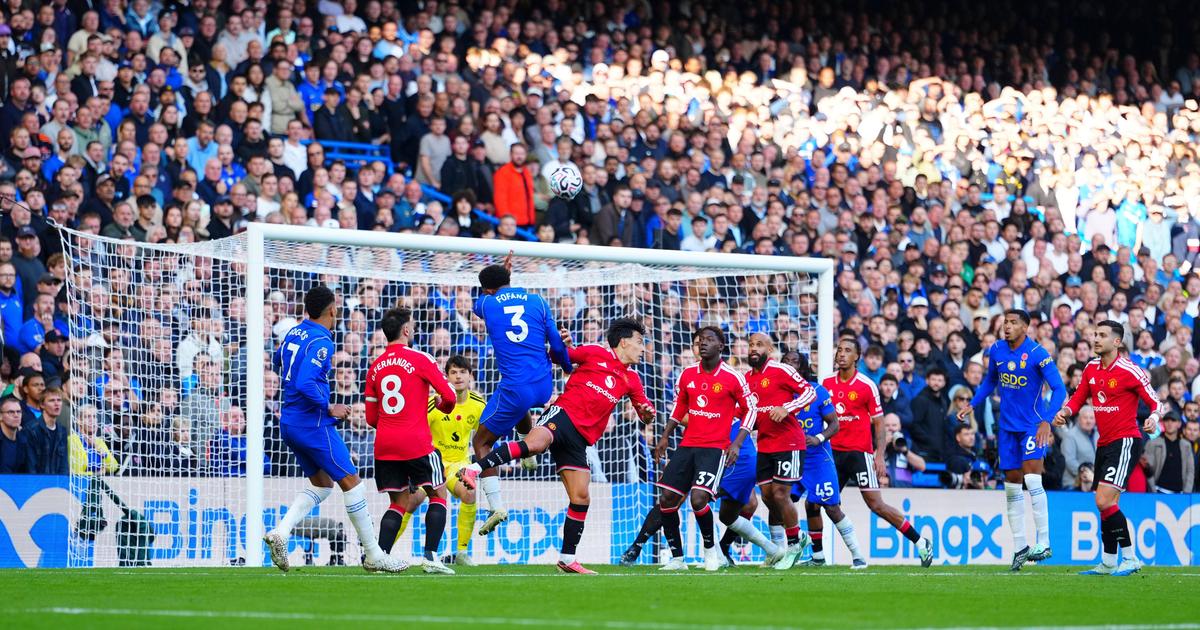 Chelsea beats Manchester United 2-0 after Lisandro Martínez red