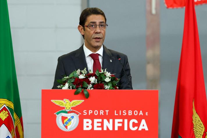 Rui Costa discursa na Assembleia Geral — Foto: SL Benfica