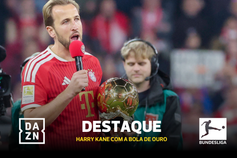 O aplauso ao Bola de Ouro: Kane homenageado antes do Bayern-Dortmund