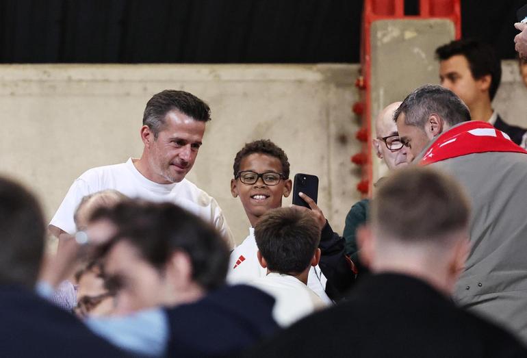 Marco Silva foi acarinhado pelos adeptos no Seixal - Foto: Benfica