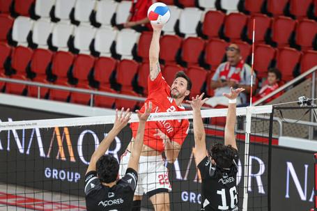 Alexandre Ferreira muito forte no ataque do Benfica na vitória da equipa de voleibol - Foto: Benfica