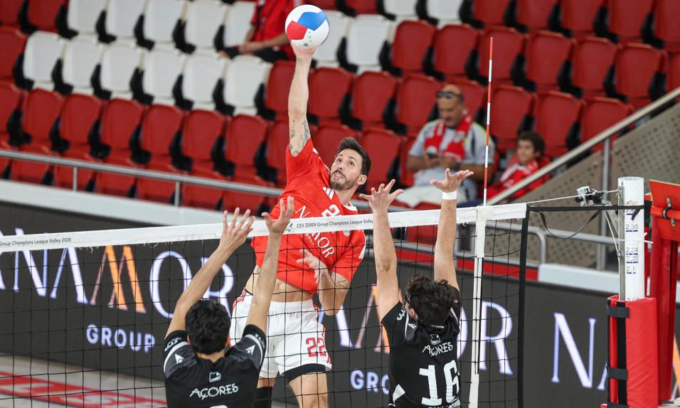 Alexandre Ferreira muito forte no ataque do Benfica na vitória da equipa de voleibol - Foto: Benfica