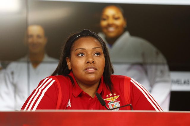 Rochele mantém-se de águia ao peito