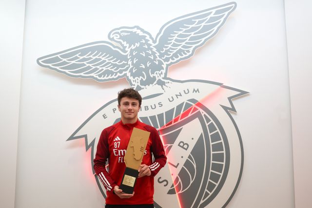 João Neves recebe prémio do Sindicato dos Jogadores