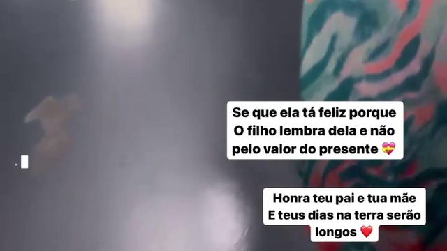 Dolores recebe prenda de Cristiano Ronaldo e emociona-se