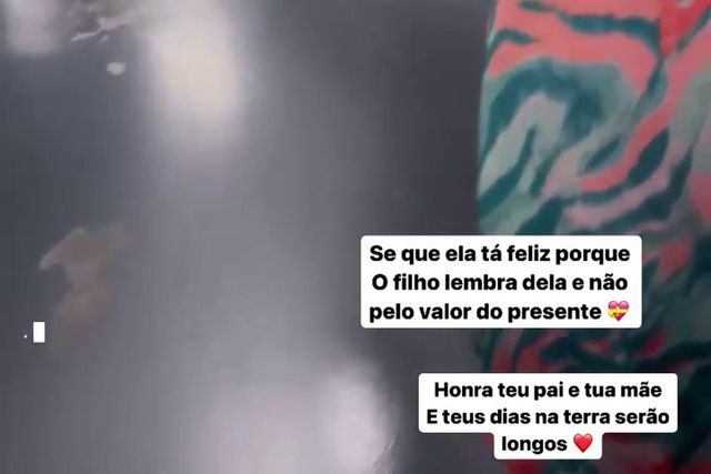 Dolores recebe prenda de Cristiano Ronaldo e emociona-se