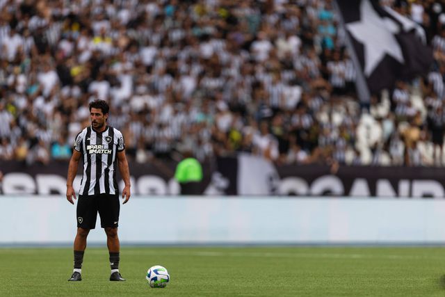 Botafogo não aciona novo empréstimo de Gabriel e médio volta ao Benfica
