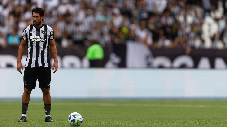 Botafogo não aciona novo empréstimo de Gabriel e médio volta ao Benfica