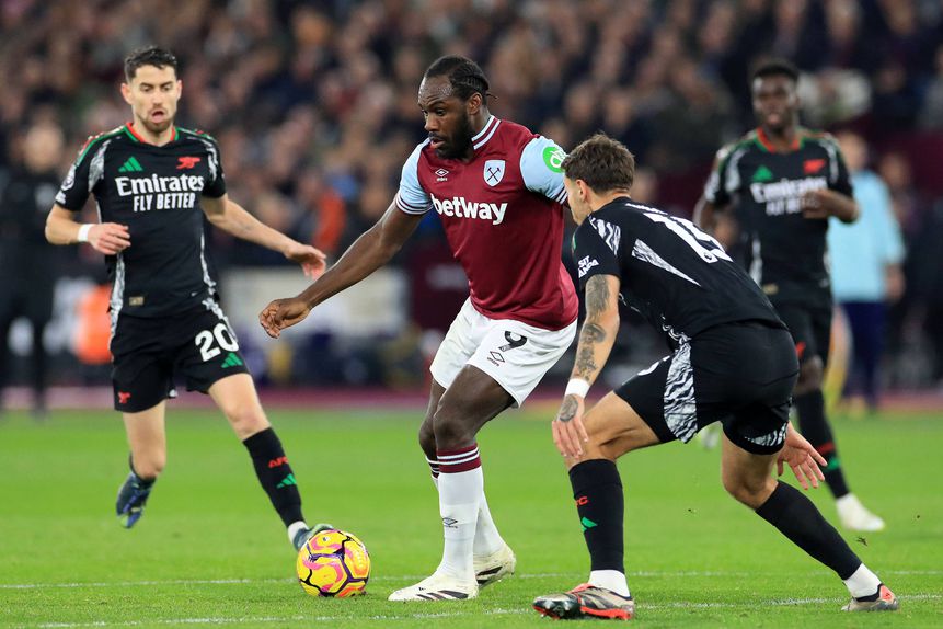 Michail Antonio em ação frente ao Arsenal