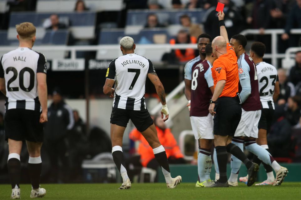 John Duran viu cartão vermelho com o Newcastle