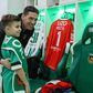 Aleksander e Miszta no balneário do Rio Ave