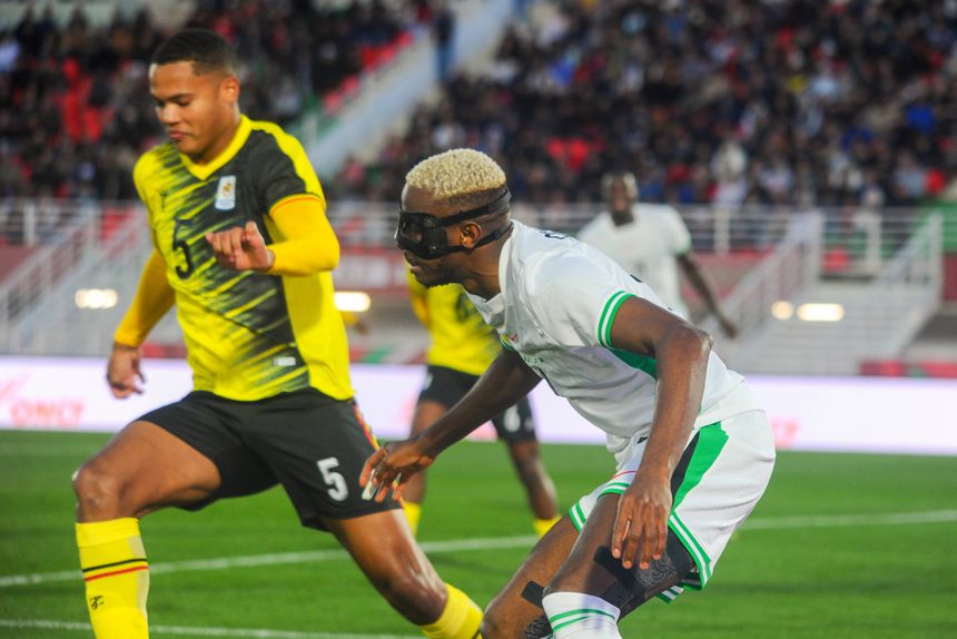 Victor Osimhen em ação contra o Uganda