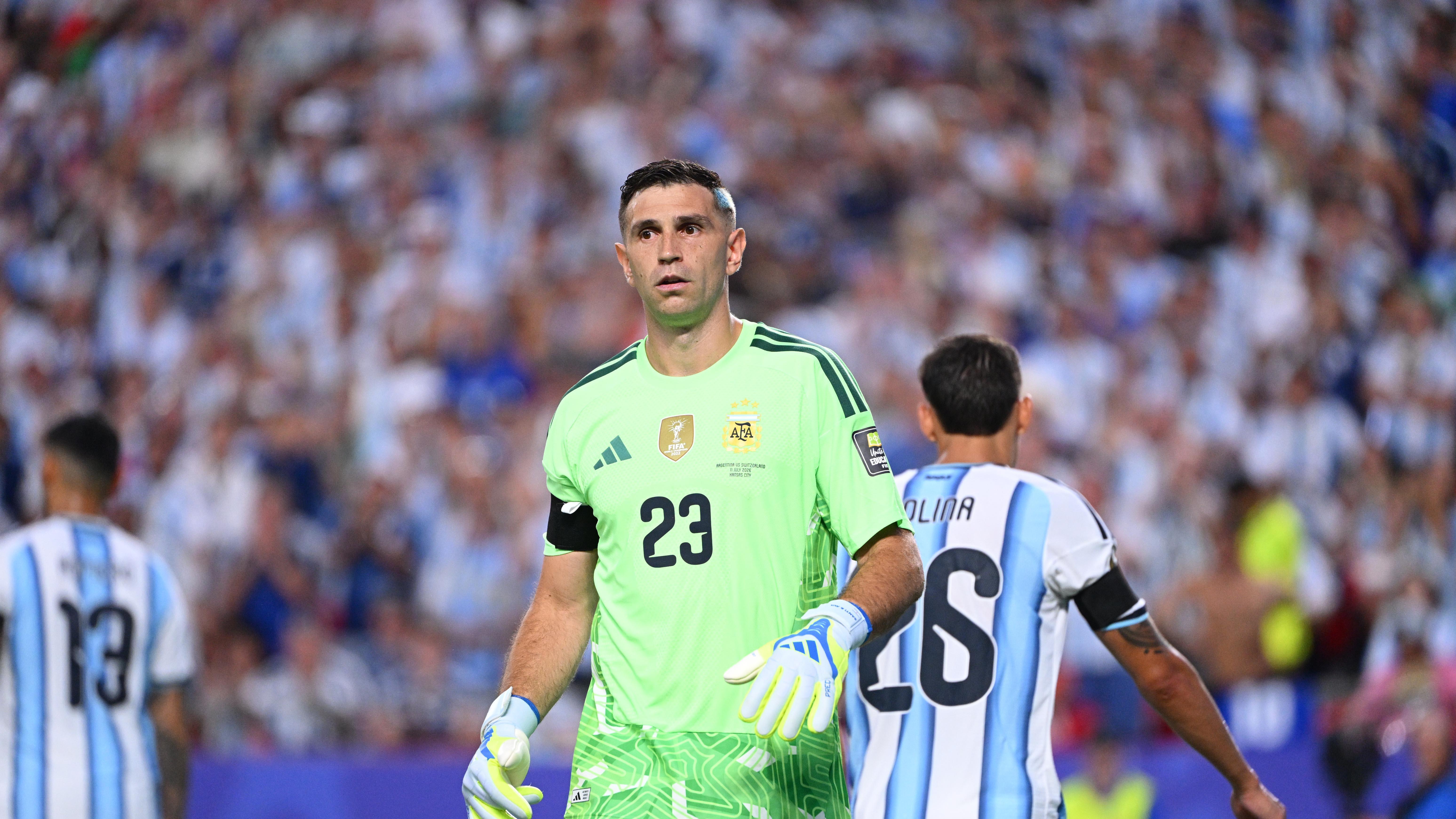 An all-time record and a worrying message: What will happen to Dibu Martínez?