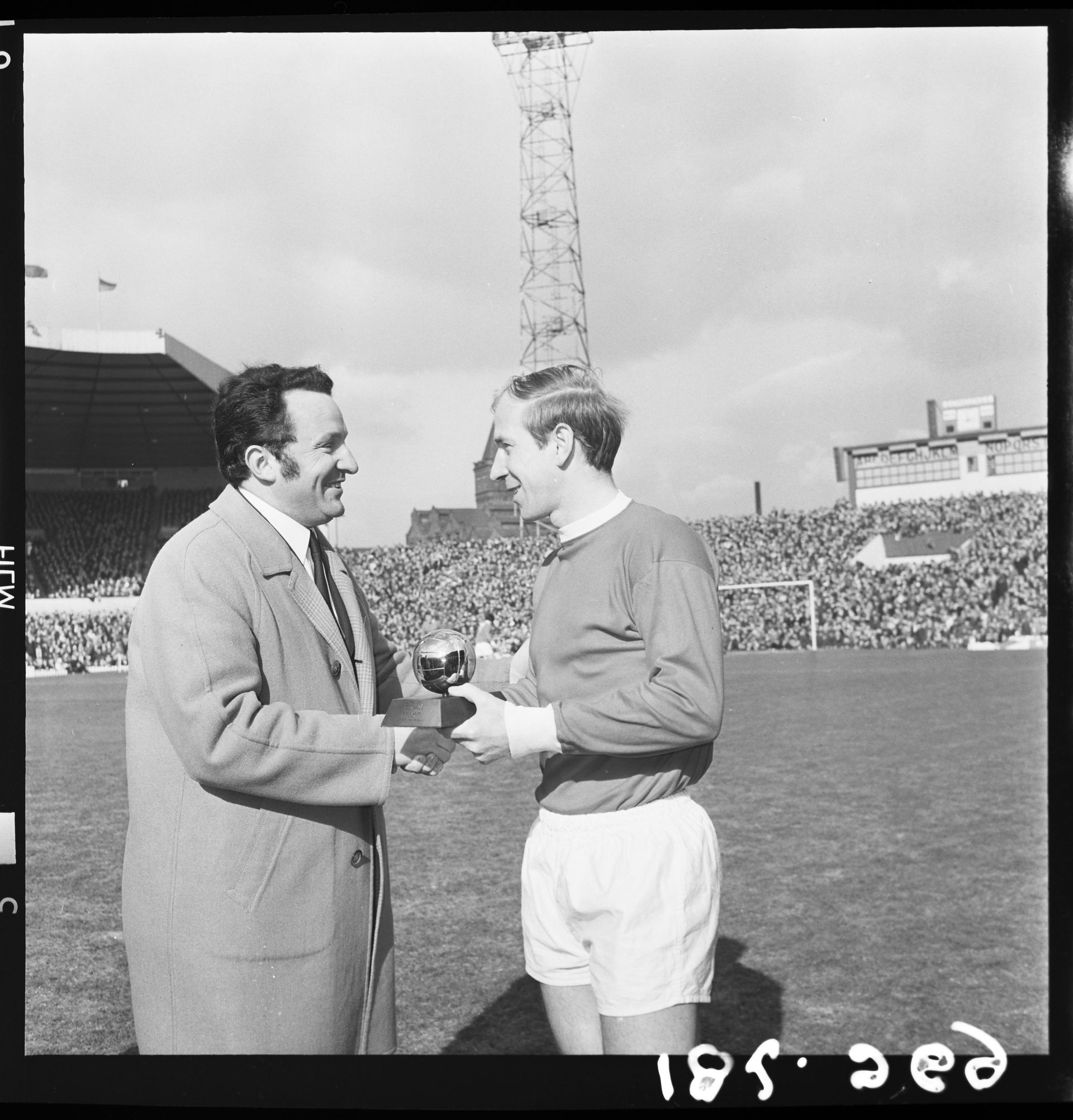 Max Urbini, then editor-in-chief of France Football, presents the 1966 Ballon d'Or to Bobby Charlton.