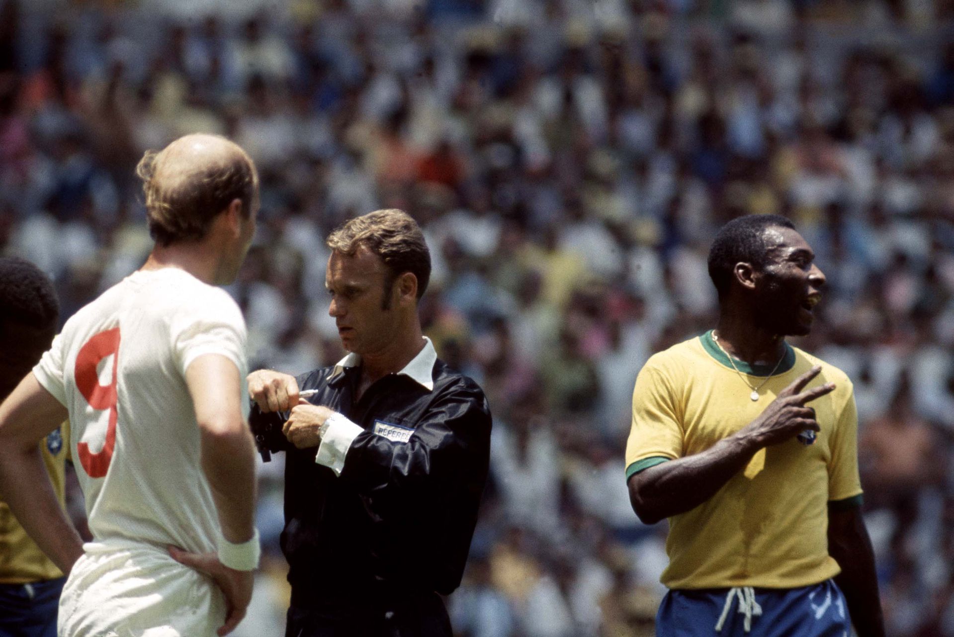 Referee Abraham Klein shows Bobby Charlton a yellow card during the World Cup group match between Brazil and England in 1970 (1-0).