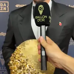 Harry kane wins the Men's Striker of the Year !