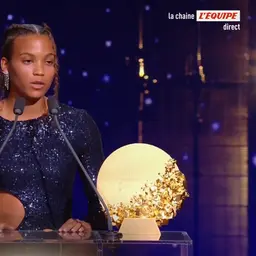 Vicky Lopez wins the Young Talent of the Year trophy