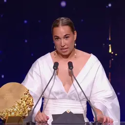 Unai Simon and Cata Coll win the goalkeeper of the year awards