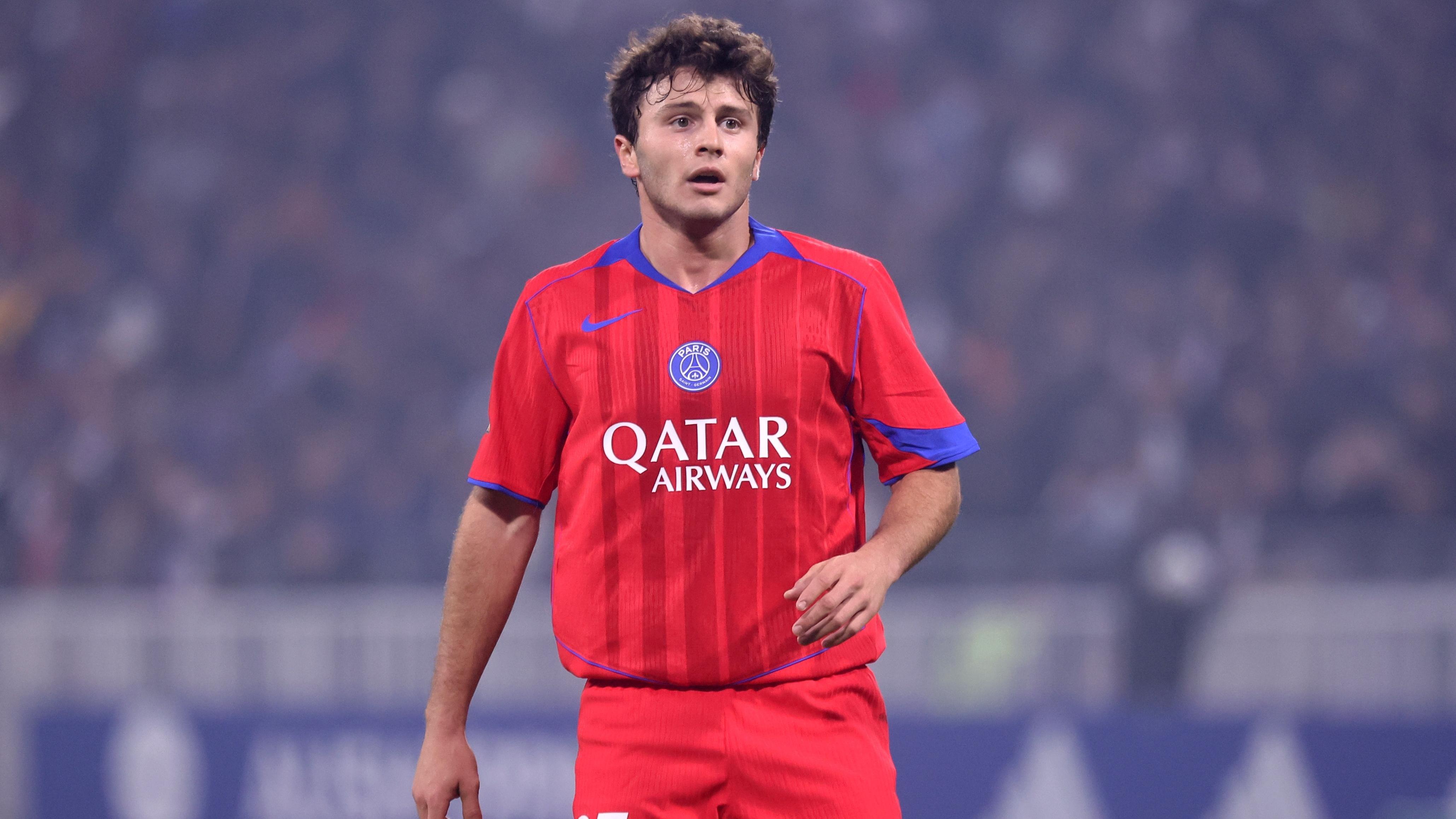 ¿Por qué João Neves juega con la camiseta por dentro?